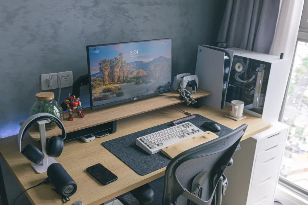 Ergonomikus irodai szék, monitor és íróasztal otthoni munkaállomáson